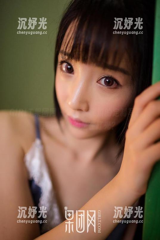 GIRLT果团网 - 打开莫雅淇的定制写真，连圣诞树都是在打光？