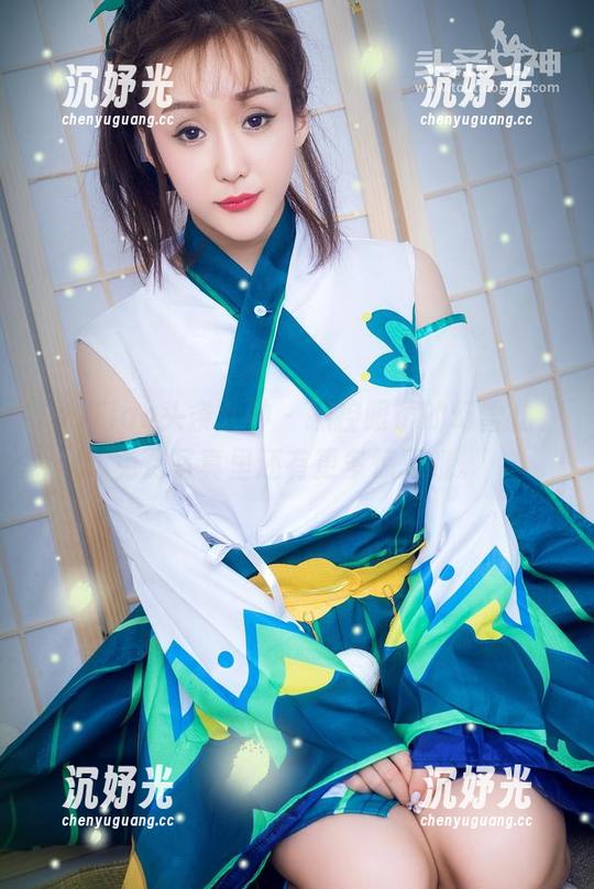 TouTiao头条女神 - 操控眼镜的幻雪儿，免费写真里还有更多惊喜哦。