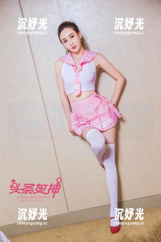 TouTiao头条女神 - 猫咪回眸，梁芮溪的豹纹写真，没看全套怎么办？卖不上面子。