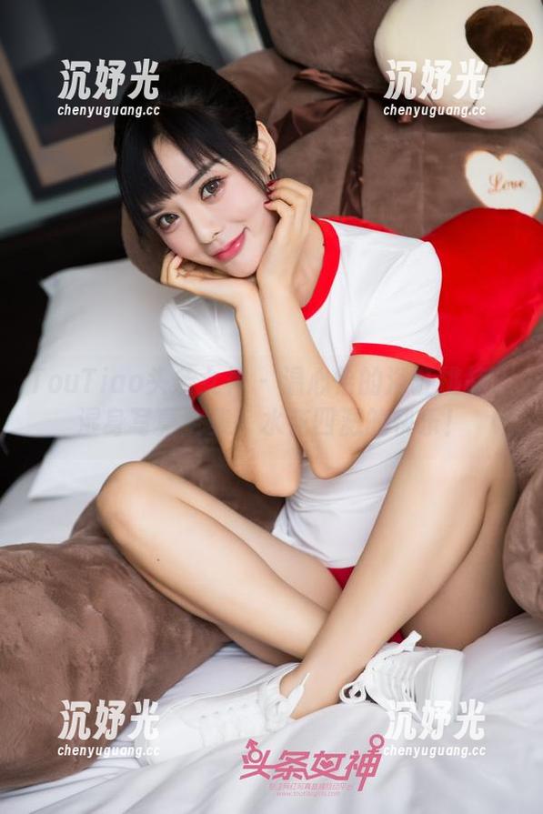 TouTiao头条女神 - 温心怡的浴缸挑战：湿身写真全集，水花四溅的快乐！