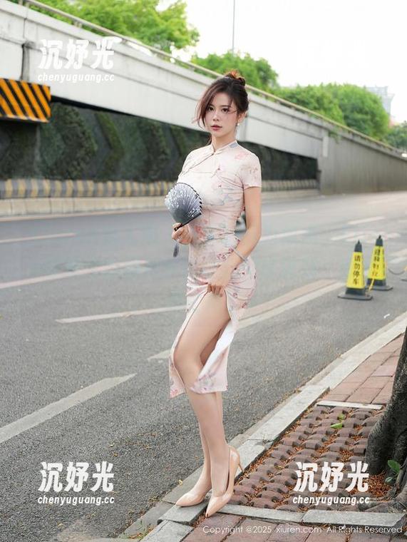 Xiuren秀人网 - 当美脚成为焦点，Elise谭晓彤的图片分享让我无言以对，谁才是主角？