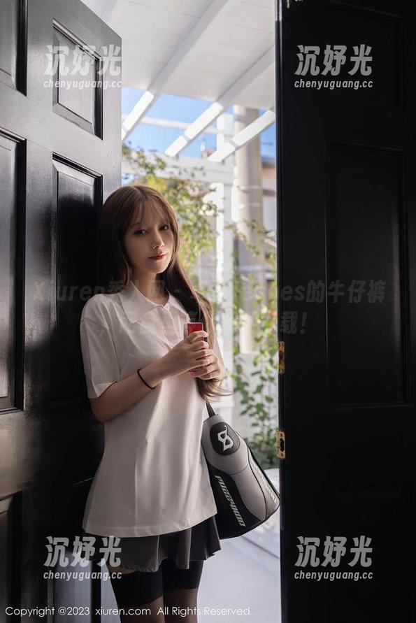 Xiuren秀人网 - 卓君Jeanes的牛仔裤，网盘里等你解锁下载！