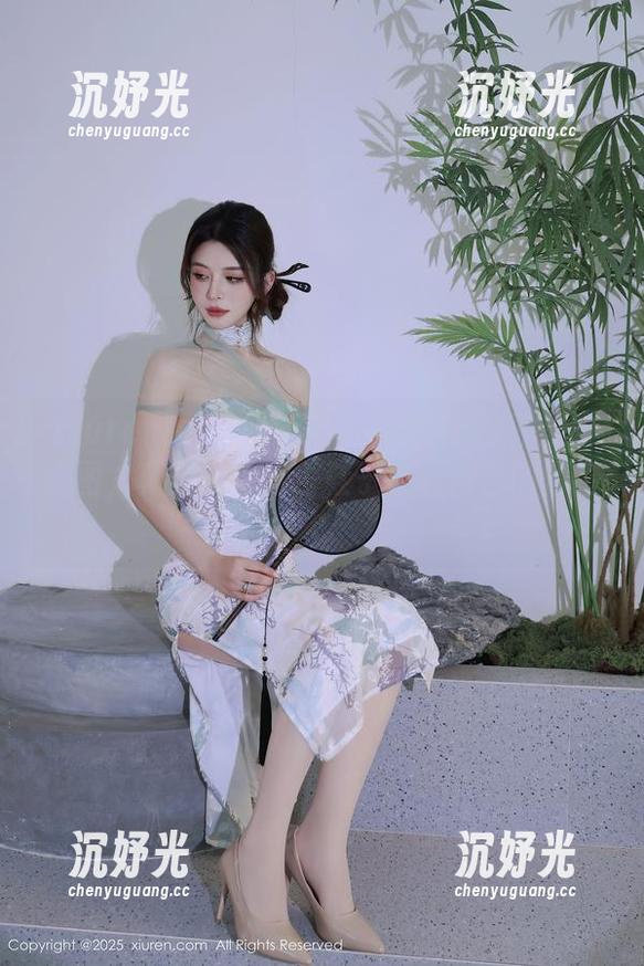 Xiuren秀人网 - 草莓mm在高跟鞋里的套图，真是让人觉得鞋子也有自己的情绪？