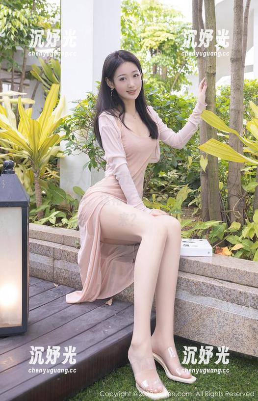 Xiuren秀人网 - 精选赵惟依coco连衣裙图包：我在想，这裙子穿着会不会跟风飞起来？