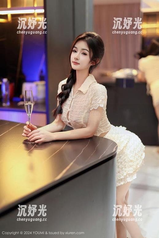 YouMi尤蜜荟 - 私拍不再平凡，SOLO-尹菲的皮衣让人每每惊叹！