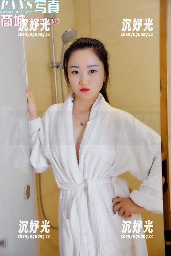 pans - 观看微妮的白色这一面，原图就像一条打开的潘多拉盒子，满是惊喜。