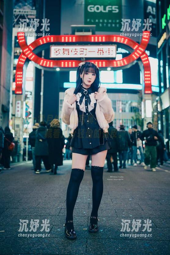 shimo霜月体操服写真：不只是动作，还藏着几分轻盈的俏皮。