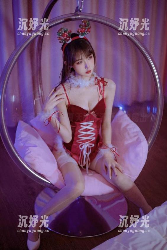 余多多Dudu在夏天的高清原图中露出个“真有趣”表情！
