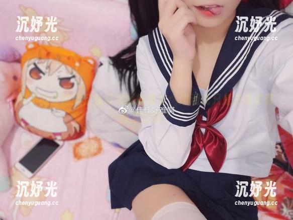 书本的旁边是佳佳好难啊的教室：难道我只是来看这套合集的吗？