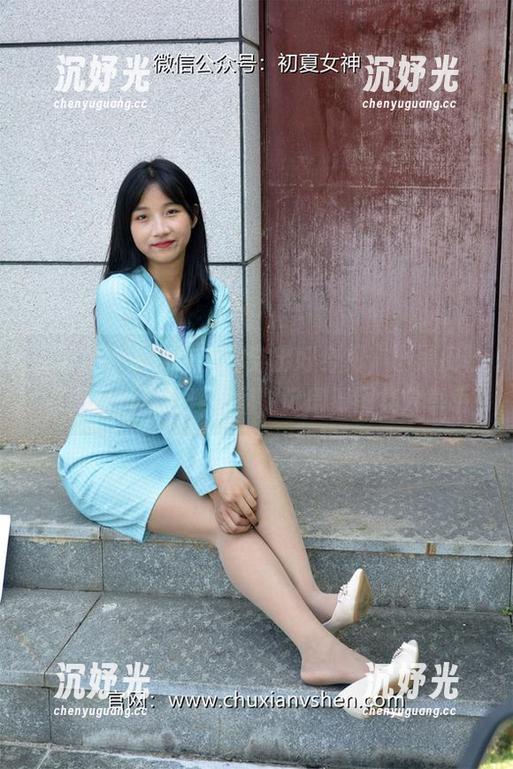 初夏女神 - 依依教你穿出好身材，小黑皮鞋点亮黑色瘦身连衣裙，记得看图集分享哦