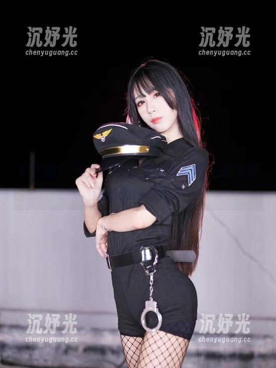 微密圈 - 十万口草莓粥粥写真集，油亮得让我想吃草莓了