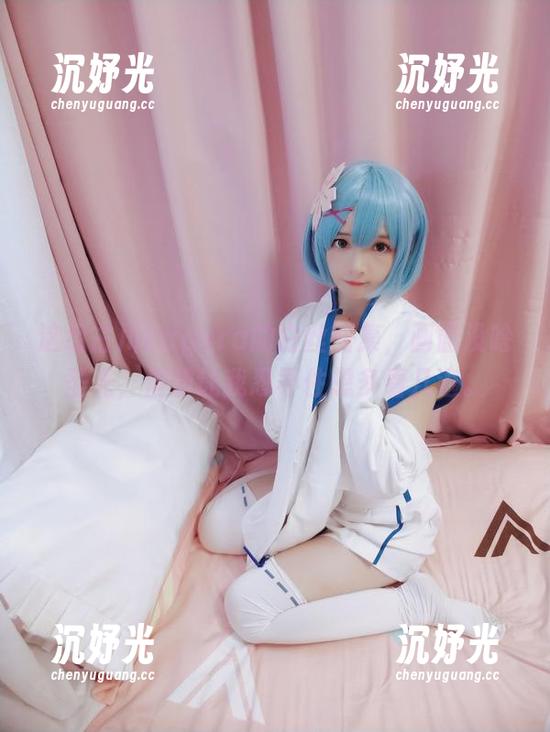古川kagura 这组古川kagura的白丝图集,画面没啥圣光,但却让我忍不住想多看几遍。