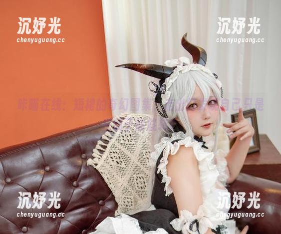 咔喵在线：短裙的奇幻图集，走出门发现自己只是在镜子前旋转？