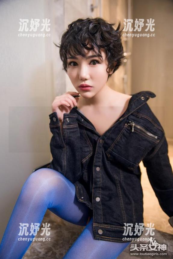 头条女神 - 张梓柔的黑色写真集-不得不说，这色调真让人眼前一亮，哈哈，完全指向了秋冬的气息。