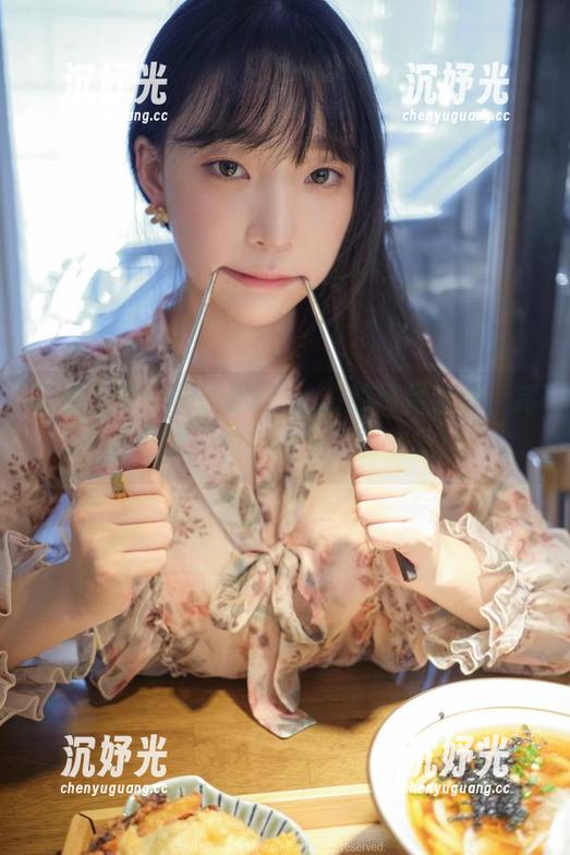 新货上架！姜仁卿(강인경)的裸足套图，完美展现“床头战士”的潇洒！