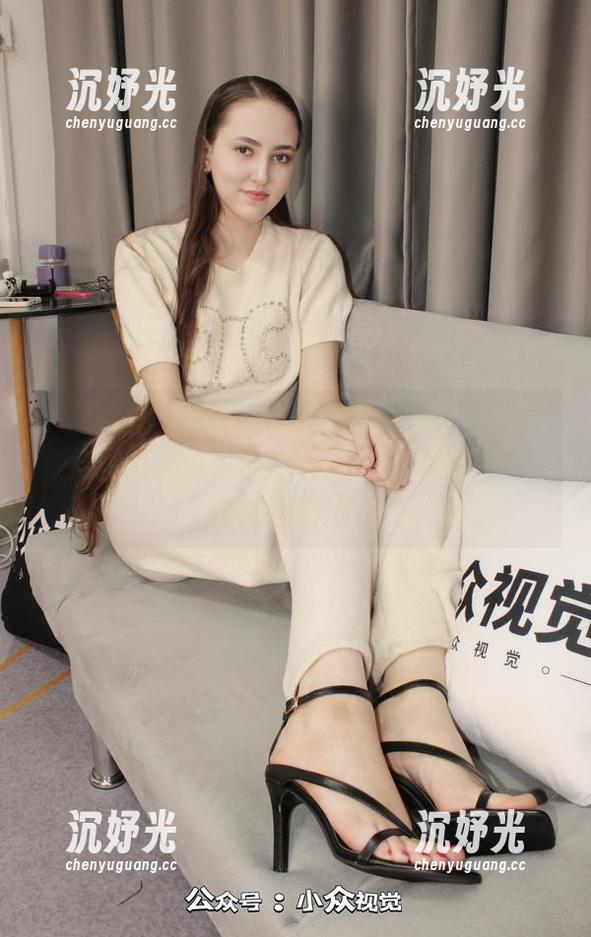 小众视觉 - 分享思姐的美脚写真，脑海里竟闪过各种奇怪的联想——脚也许是通往未知的钥匙？
