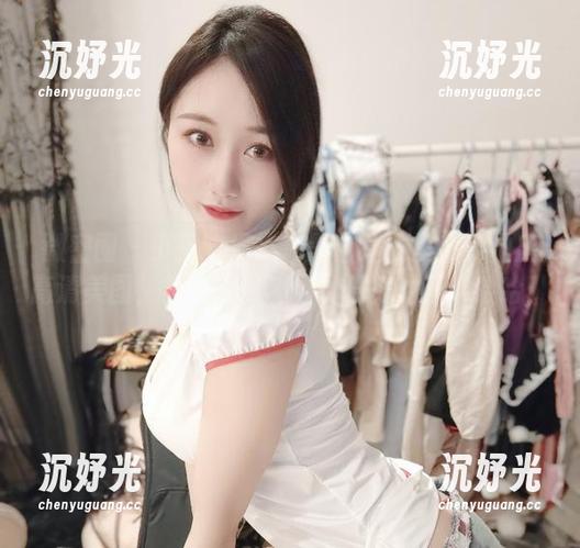 微密圈 - 小玉吃果冻在黑色睡衣里也能拍出高清美图，其他人目测得加倍努力了，哈哈！