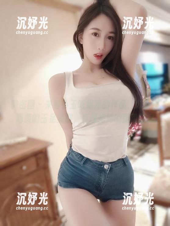 微密圈 - 来看小玉吃果冻的作品，分享那超美的玉足美腿，真想把她的腿带回家