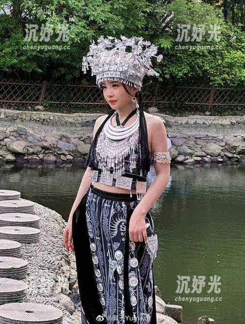 我和我的灵魂对话，发现也是被御子Yumiko的毛衣cos资源吸引到了，太有磁性了！