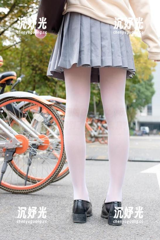 免费！看森萝财团的白丝少女，玩手机的同时是否得到了爱情的讯息？