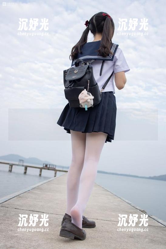 显然森萝财团的美图是吃了调色剂，无聊又迷幻的黑色·丝足。