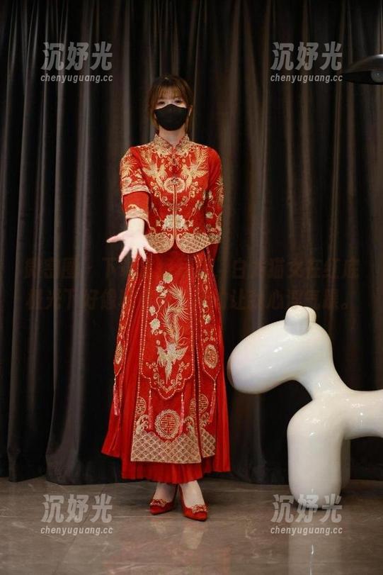 微密圈 - 下载这组写真，白龙猫女在红底极光下好像玩魔法，真的让我心浮气躁。