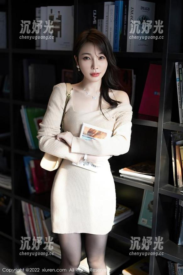 秀人网 - 姐姐在私房美图中盛装出门，猫咪巨臀妹妹只能在旁边紧张得瑟瑟发抖！