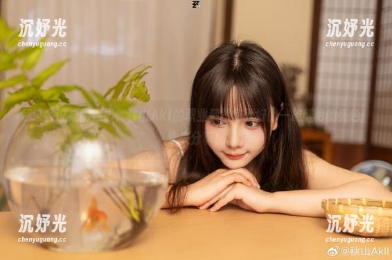 越过会议桌的迷思，秋山AkI的职业装图包就好比一抹鲜艳的亮色！快来分享！