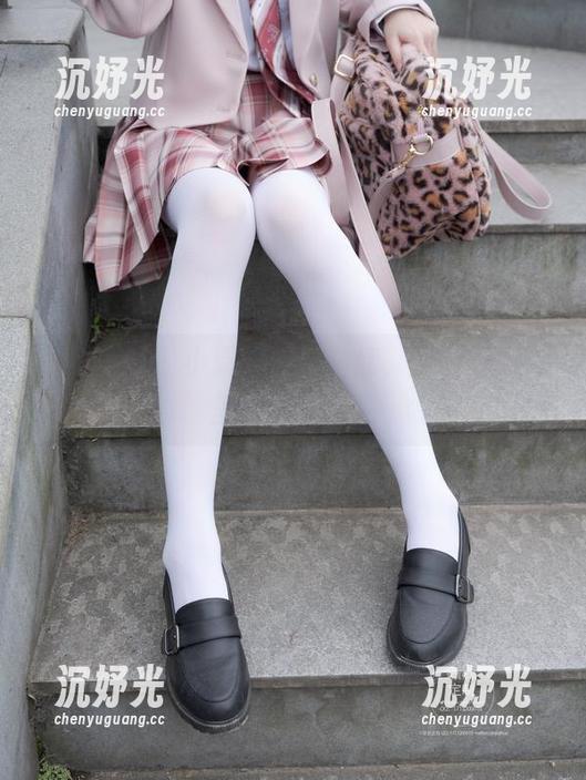 紧急企划 - 小恩的白里透红，厚白丝图片里的那些曲线