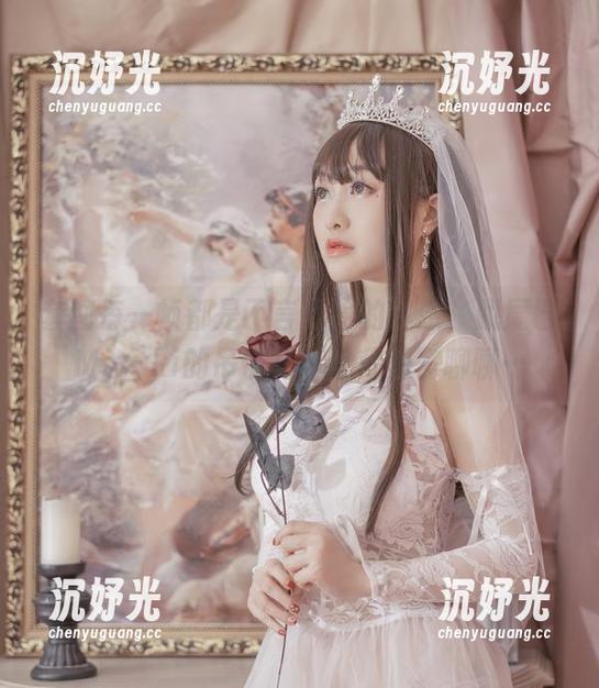套图每一帧都是不言而喻的性感，脱尾巴Mizuki的吊带写真让我想多聊聊…
