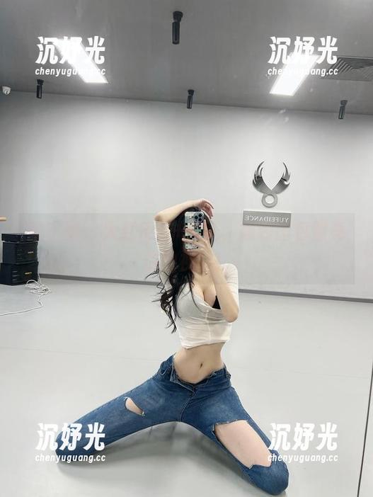 微密圈 - 大红皮衣+葛征，福利图包照亮你的视线！