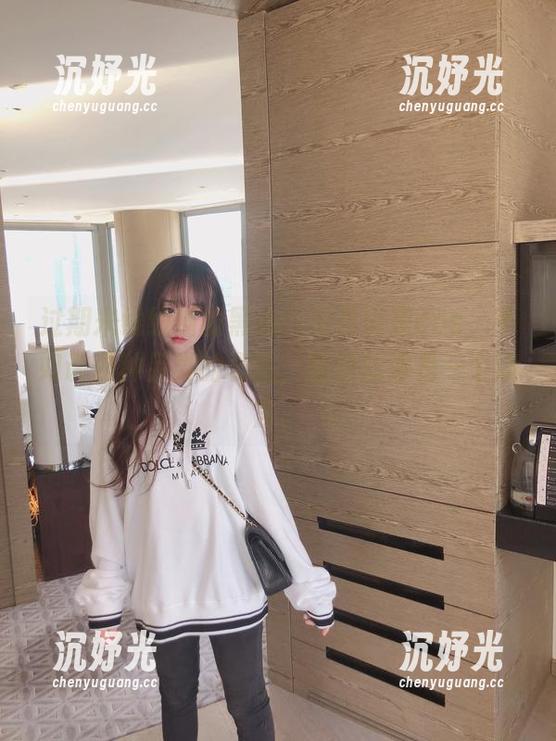过期米线线喵的黑色，与其说是cos，不如说是种另类的表达，图包就像是一个迷宫。
