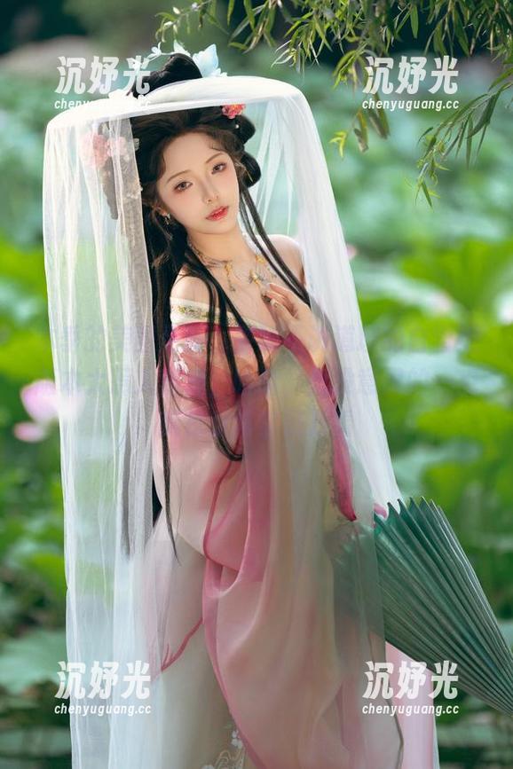 雯妹不讲道理 本季的美图更新,雯妹不讲道理的白雪姬版本太惹人喜爱,哈哈,更没意思的一点就是我常常戳开看