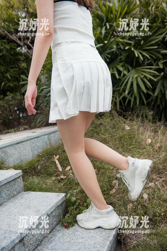 魔镜街拍 - 想象一下，婷婷的白色吊带裙与黑丝美腿组合随时能在你手机上刷到，下载吧！