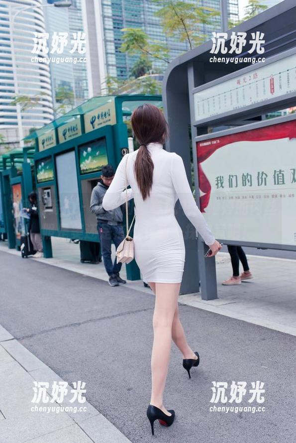 魔镜街拍 - 有个问：寒风中，婷婷的肉丝照是美还是疯？下载一探究竟吧！