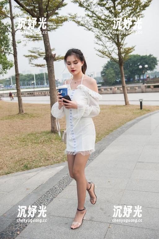 魔镜街拍：黑丝加上改良旗袍，惊不惊喜，意不意外？